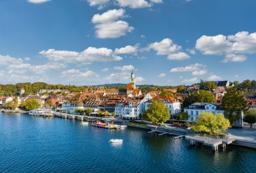 Luftbild von der Stadt Überlingen am Bodensee mit der Seepromenade